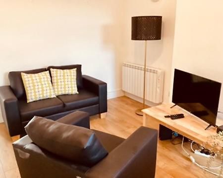 Two Bedroom, Off-Road Parking Ludgershall  외부 사진