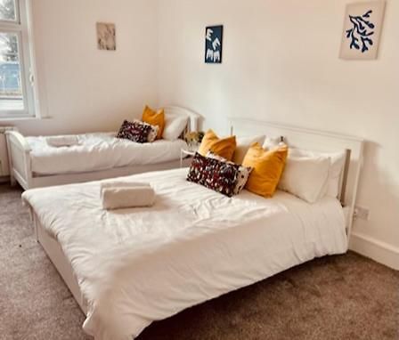 Two Bedroom, Off-Road Parking Ludgershall  외부 사진