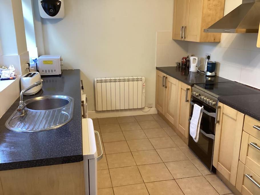 Two Bedroom, Off-Road Parking Ludgershall  외부 사진