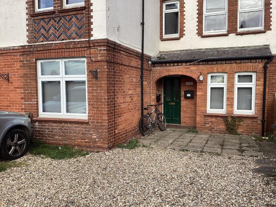 Two Bedroom, Off-Road Parking Ludgershall  외부 사진