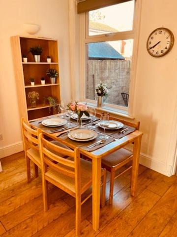 Two Bedroom, Off-Road Parking Ludgershall  외부 사진