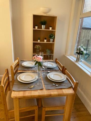 Two Bedroom, Off-Road Parking Ludgershall  외부 사진