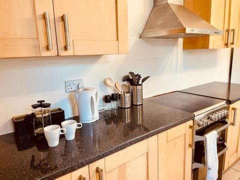 Two Bedroom, Off-Road Parking Ludgershall  외부 사진