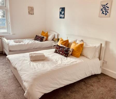 Two Bedroom, Off-Road Parking Ludgershall  외부 사진