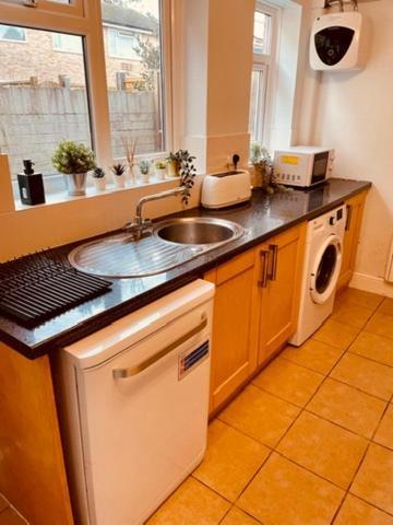 Two Bedroom, Off-Road Parking Ludgershall  외부 사진